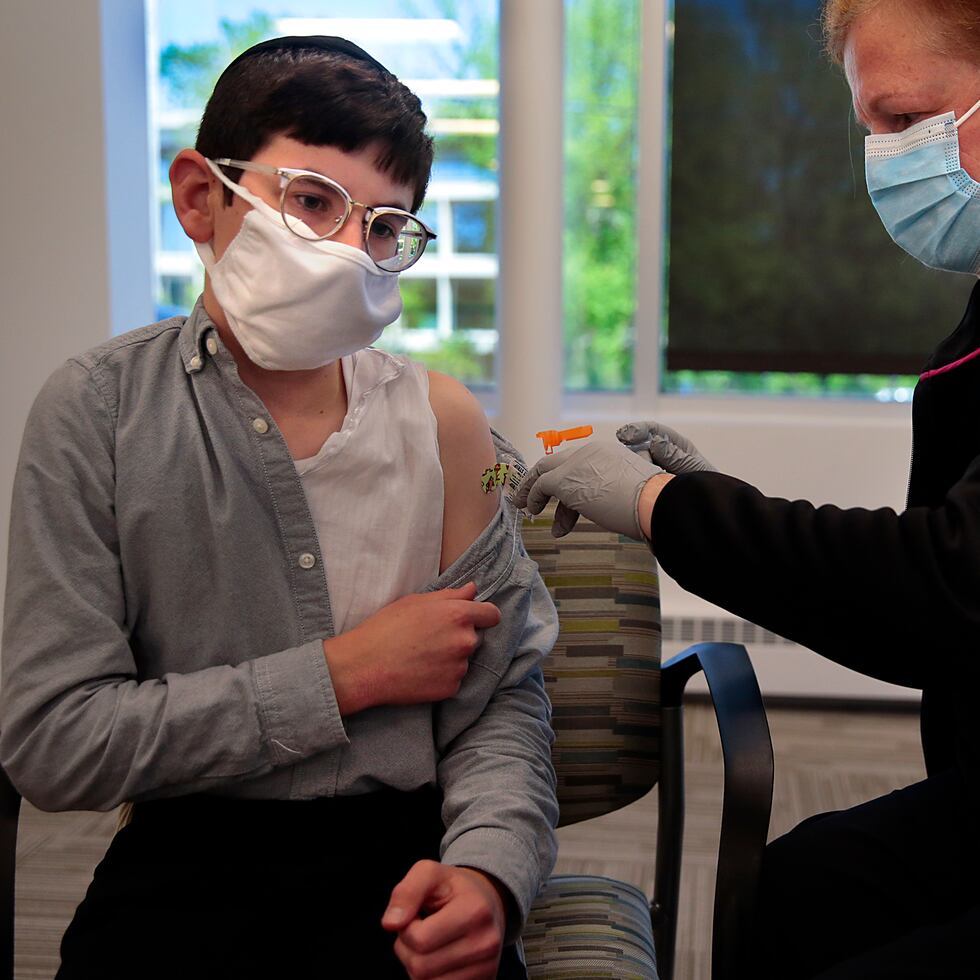 David Goldman, de 14 años, recibe la primera dosis de la vacuna de Pfizer-BioNTech en una clínica en Missouri.