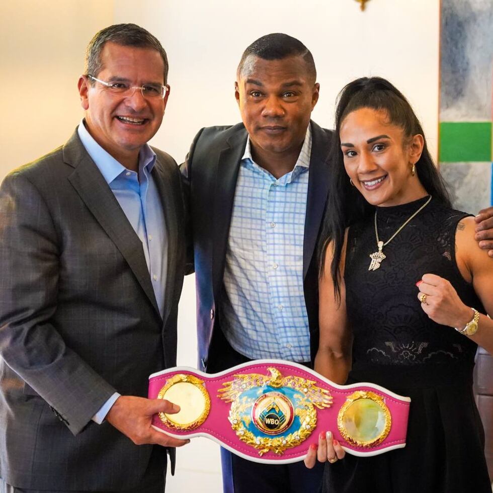 De izquierda a derecha, el gobernador Pedro Pierluisi, Félix "Tito" Trinidad y Amanda Serrano en el encuentro de hoy en La Fortaleza.