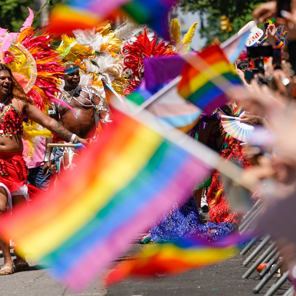 Miles de personas caminan por la Quinta Avenida durante la Marcha anual del Orgullo de la Ciudad de Nueva York.