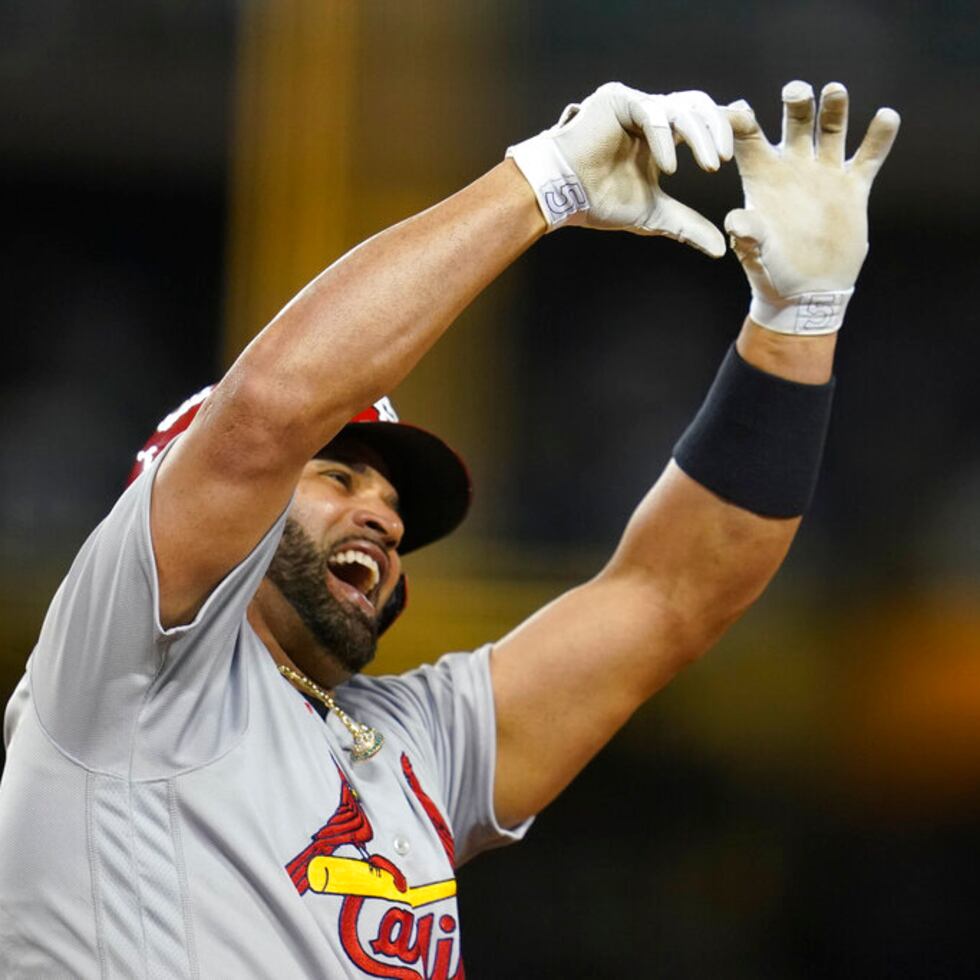 Albert Pujols es todo alegría después de conectar su histórico cuadrangular ante los Dodgers. Fue su segundo jonrón de la noche.