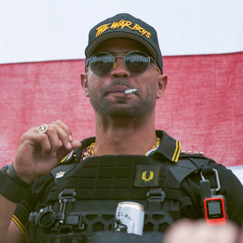 En imagen de archivo del 26 de septiembre de 2020, el líder del grupo extremista Proud Boys, Henry "Enrique" Tarrio, participa en una marcha en Portland, Oregon.