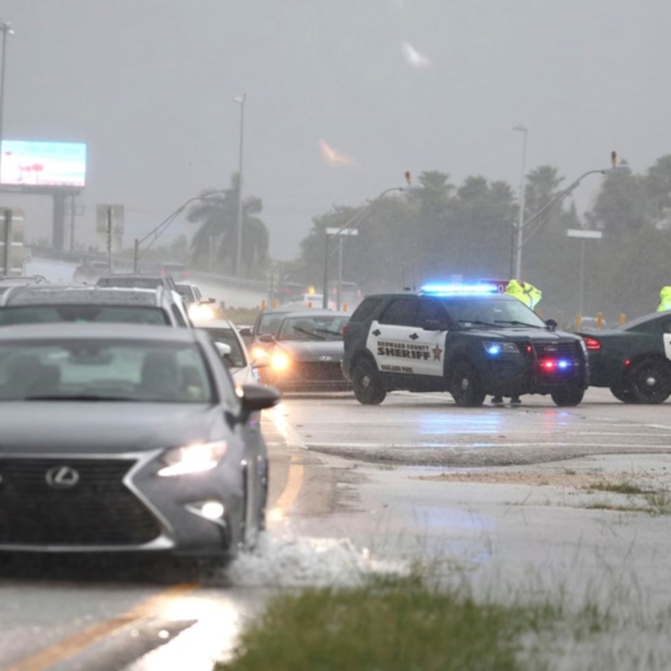 La Policía desvía el tránsito luego que cerrara el aeropuerto internacional de Fort Lauderdale.