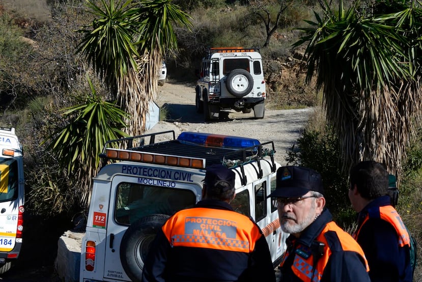 Personal de los servicios de emergencias buscan a un niño de dos años que cayó a un pozo cerca de la localidad de Totalán, en Málaga, España. (AP)