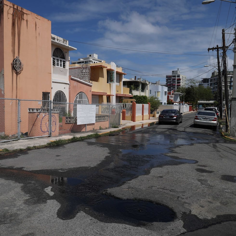 Uno de los puntos donde las aguas usadas o residuales se están desbordando en Condado.