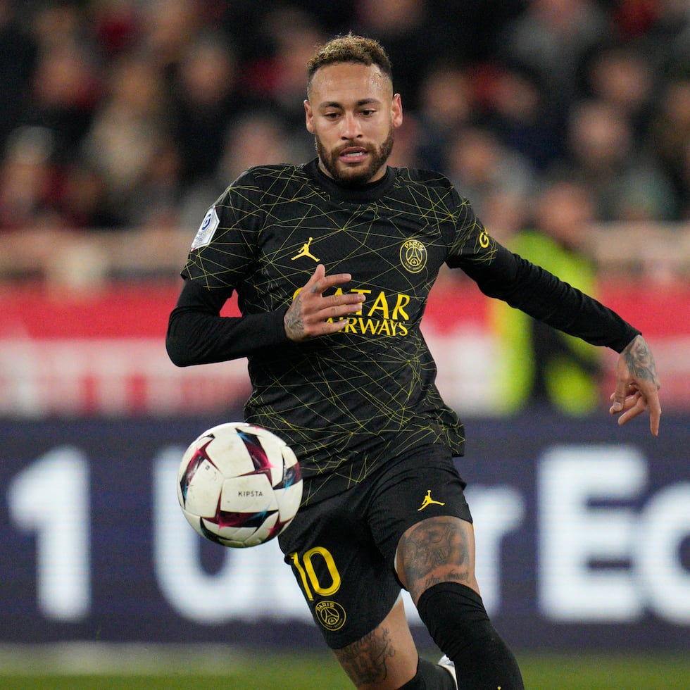 En esta foto del 11 de febrero del 2023, Neymar va por el balón en el encuentro ante el Mónaco en la liga francesa.