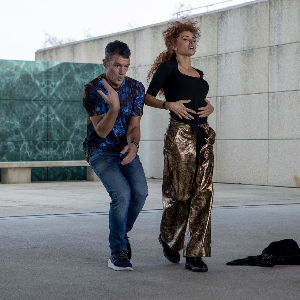 En esta imagen difundida por IFC Films, Antonio Banderas y Penélope Cruz en una escena de "Competencia oficial".