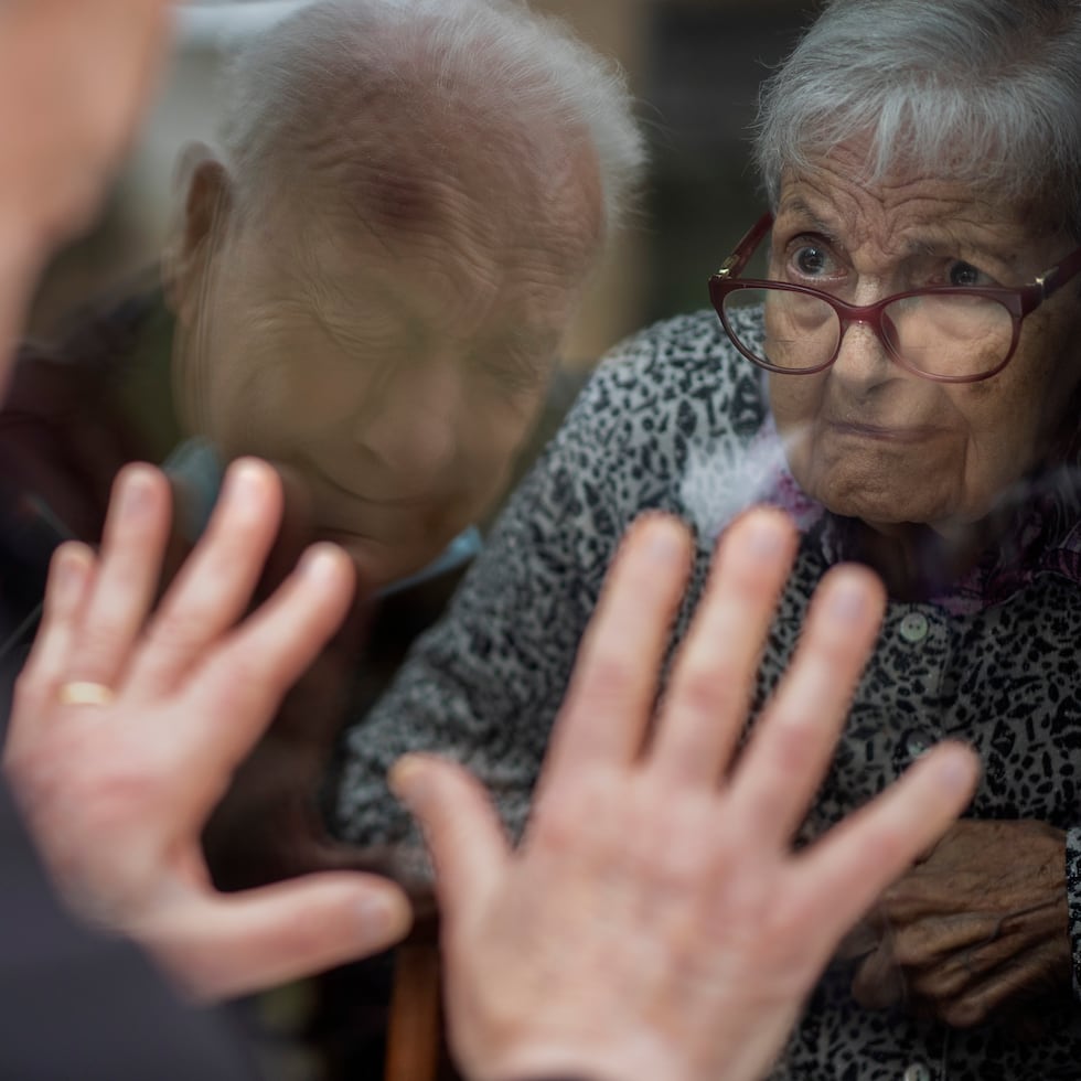 A lo largo de décadas se han acumulado pruebas de que algunos centros de ancianos diagnostican erróneamente con esta enfermedad a los residentes para sedarlos. (Archivo)