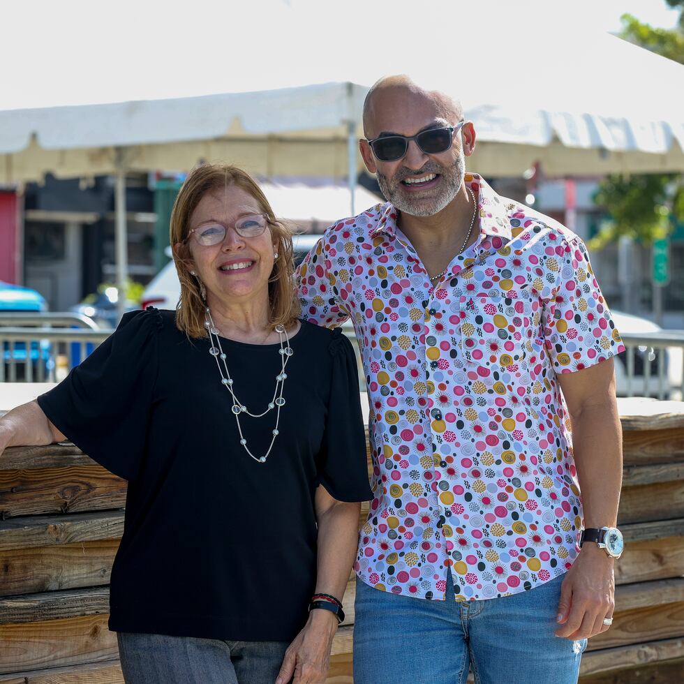 Estela "Mimi" Ortiz Aguilú, directora artística de Areyto, junto al trovador Julio Cesar Sanabria, quienes participarán de La Feria en Cataño el 3 y 4 de diciembre.