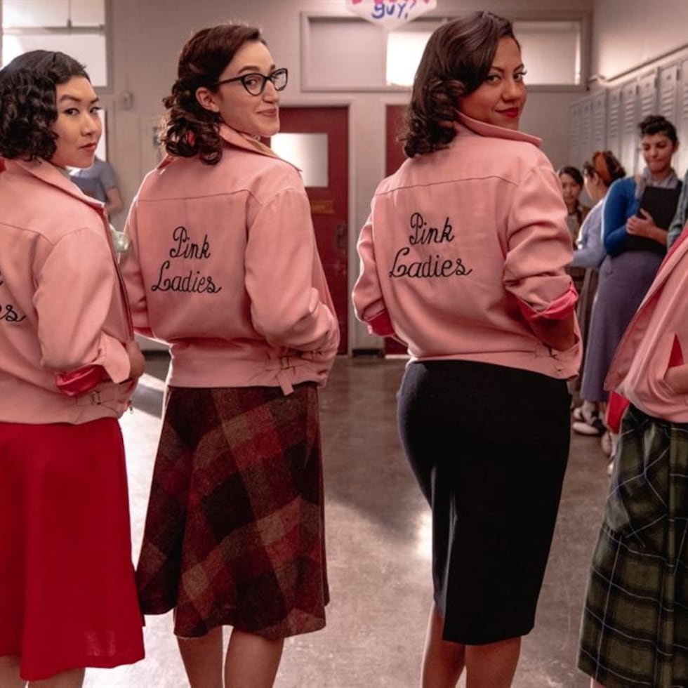 En esta serie, Las “Pink Ladies” no existen, su origen es lo que esta  temporada de 10 capítulos utiliza como su narrativa principal.