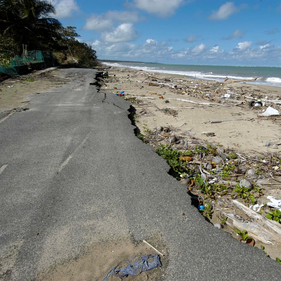 El Plan de Mitigación, Adaptación y Resiliencia al Cambio Climático debió entregarse el pasado 31 de octubre. Arriba, erosión en la costa 
de Loíza. (Archivo)