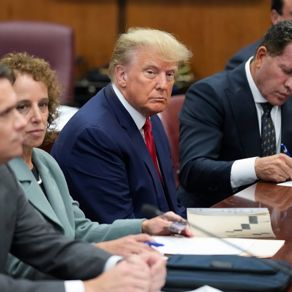 El expresidente Donald Trump junto a su equipo de defensa en un tribunal de Manhattan.