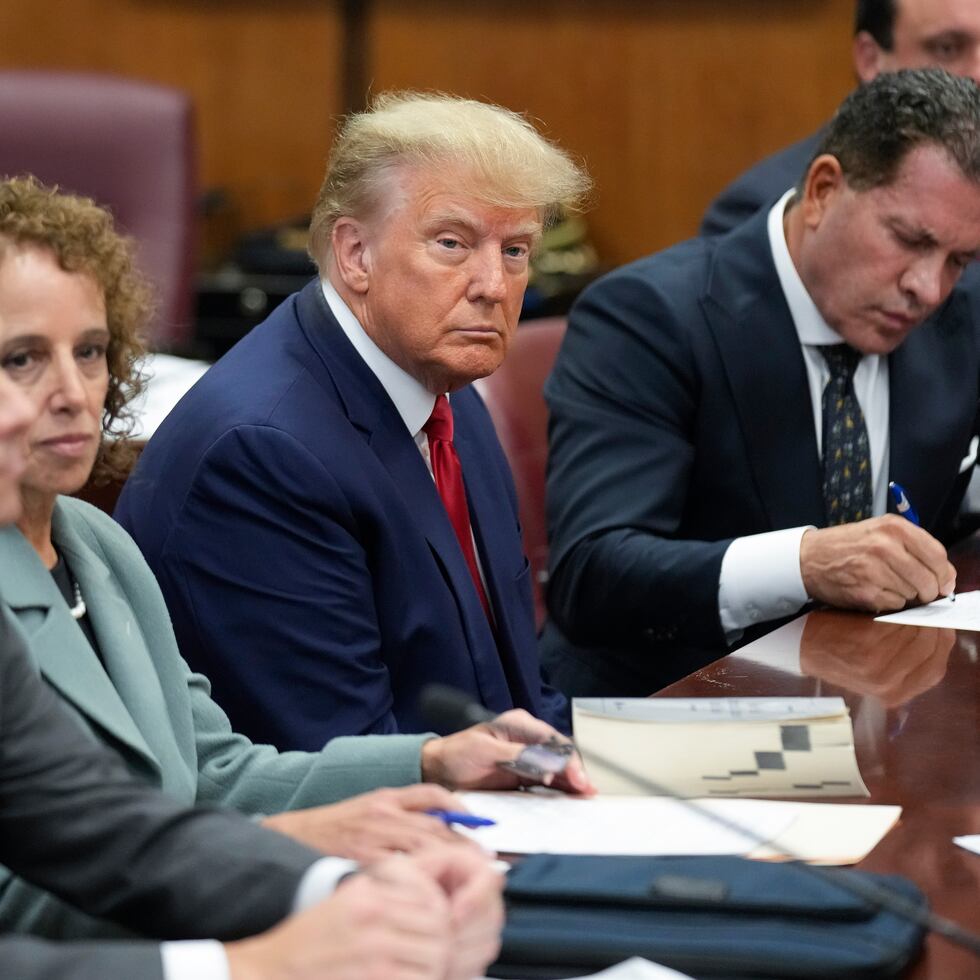 El expresidente Donald Trump junto a su equipo de defensa en un tribunal de Manhattan.