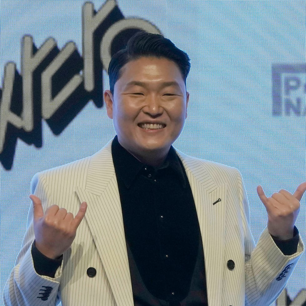 El cantante surcoreano PSY posa durante una conferencia de prensa para develar su noveno álbum, "PSY 9th", el viernes 29 de abril de 2022 en Seúl, Corea del Sur. (Foto AP/Ahn Young-joon)