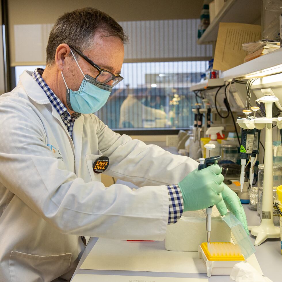 El científico Alfredo Martínez, del Centro de Investigación Biomédica de La Rioja (España), en su laboratorio .