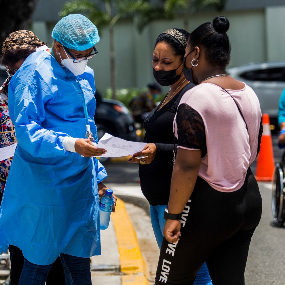 Un alarmante repunte en los contagios de COVID-19 que tiene al sistema de salud al borde del colapso obligó al gobierno de la República Dominicana a establecer nuevas y severas restricciones que limitan o incluso prohíben la circulación durante las noches y hasta partes de las tardes en vastos sectores del vecino país, incluyendo la capital y sus zonas circundantes.