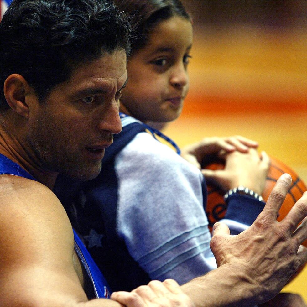 José "Piculín" Ortiz con su hija Neira durante el Mundial de Baloncesto 2002 en Indianápolis, cuando la ahora voleibolista nacional apenas tenía nueve años. 