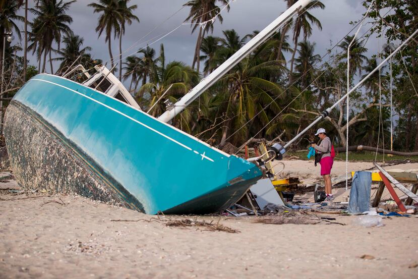 Una embarcación quedó volcada en el Balneario de Boquerón, en Cabo Rojo, tras el paso del huracán María. (GFR Media)