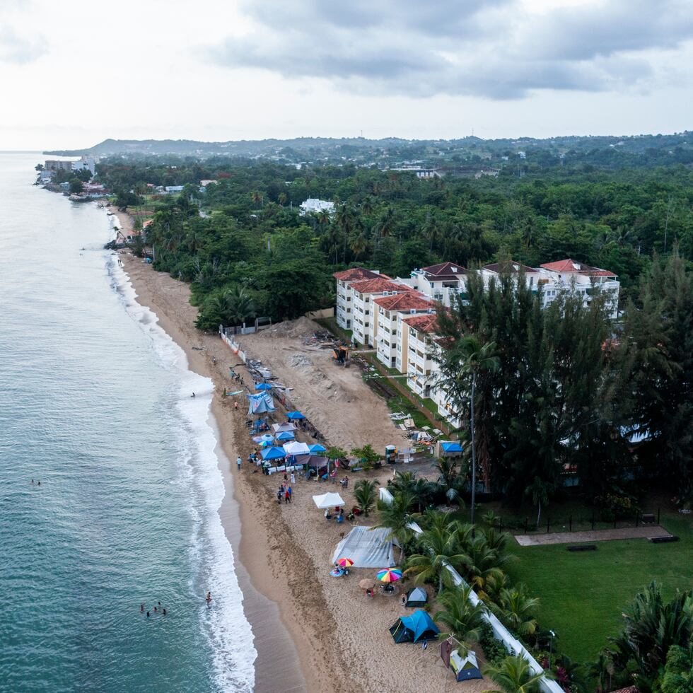 Ciudadanos opuestos a la reconstrucción de las instalaciones recreativas en el condominio Sol y Playa establecieron un campamento en la playa Los Almendros, en Rincón, que es hábitat de anidamiento de tortugas marinas.