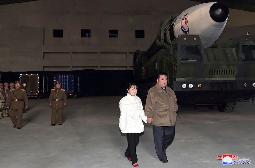Foto proporcionada el 19 de noviembre de 2022 por el gobierno de Corea del Norte del líder de Corea del Norte Kim Jong-un, derecha, y su hija mientras inspeccionan lo que dice ser un misil balístico intercontinental Hwasong-17 en el aeropuerto internacional en Pyongyang, en Pyongyang, Corea del Norte.