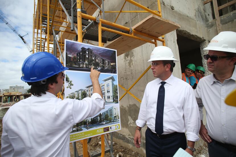 El gobernador Alejandro García Padilla durante un recorrido por proyectos de interés social en San Juan.