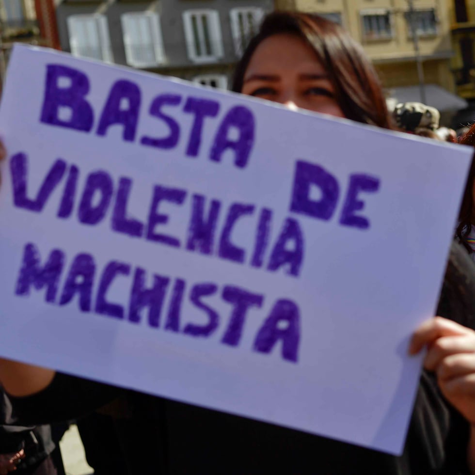 “Basta de la violencia Machista”, lee un letrero que forma parte de la Protesta de Mujeres en Pamplona, España. (The Associated Press/ Álvaro Barrientos)