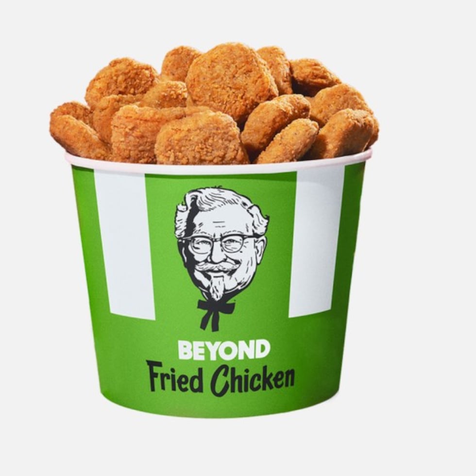 El Beyond Fried Chicken que venderá KFC es confeccionado con una mezcla de plantas pero están empanizados con la fórmula secreta de 11 hierbas que distinguen la receta del coronel de KFC.