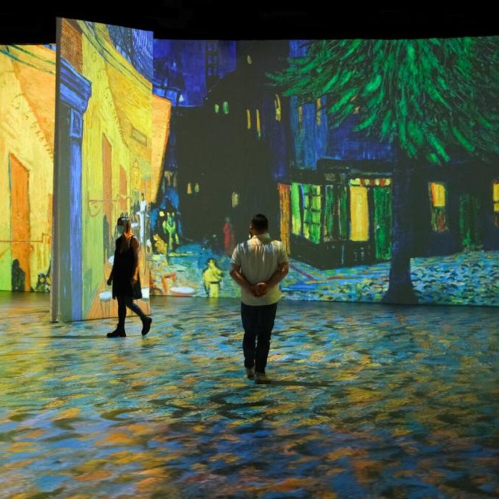 En la exposición “Beyond Van Gogh: The Immersive Experience", las obras de arte clásicas se proyectan en formas 3D.