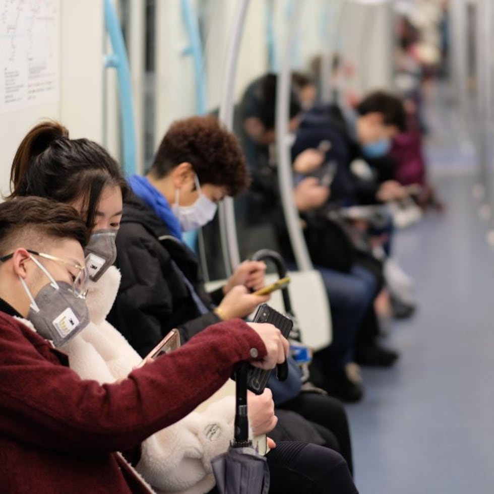 Gente usa mascarillas en el metro de Shangai por el coronavirus. (Shutterstock)