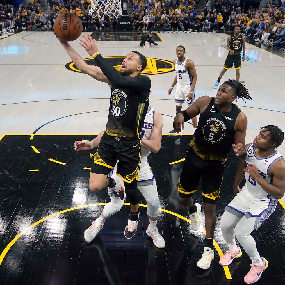 Stephen Curry (30), de los Warriors de Golden State, dispara contra los Sacramento Kings durante la primera mitad del tercer juego de una serie de playoffs de primera ronda de baloncesto de la NBA en San Francisco.