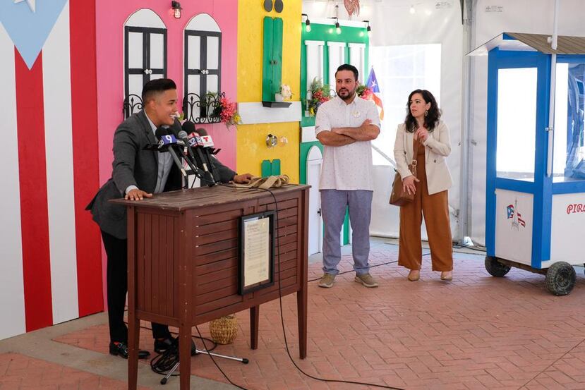 La concejal Jessie Fuentes habla en la conferencia de prensa de hoy sobre el Desfile Puertorriqueño de Chicago