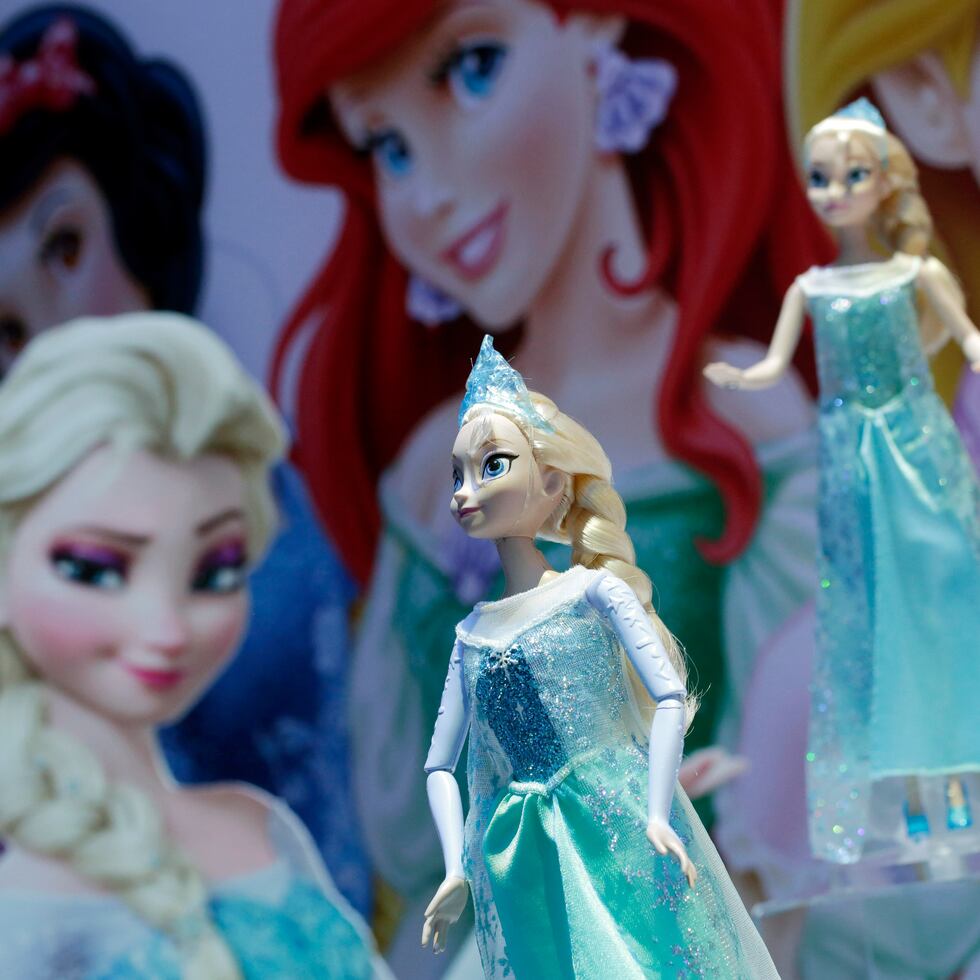 Mattel comenzará a producir las muñecas de las princesas de Disney a partir del 2023.  (AP Photo/Mark Lennihan)