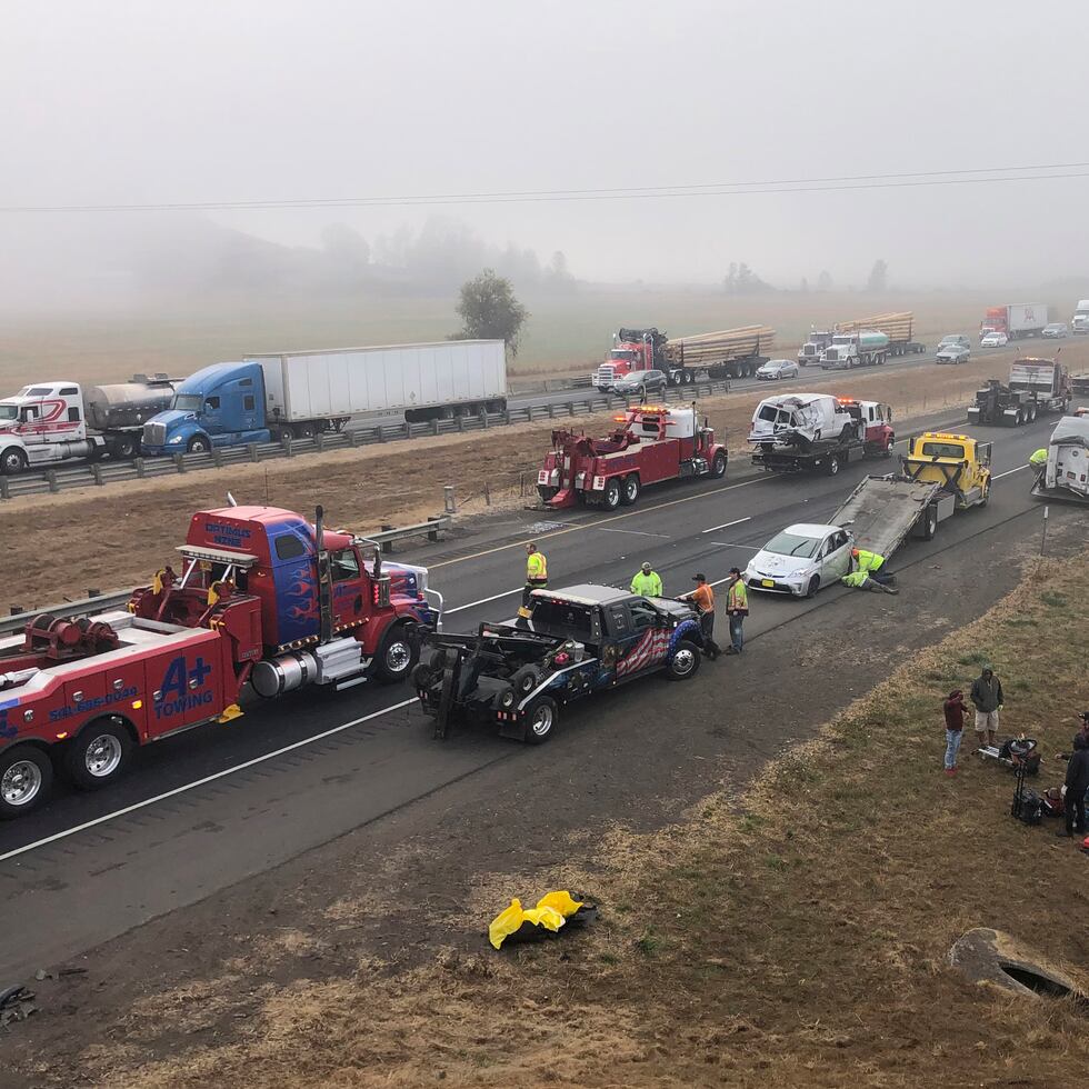 En esta fotografía difundida por la Policía Estatal de Oregon se ve el lugar en el que una persona murió en un choque entre varios vehículos en medio de una densa neblina.