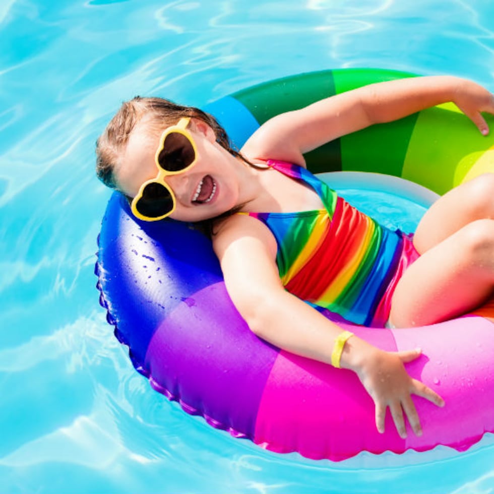 Los químicos de la piscina pueden irritar y resecar la piel, empeorándola. (Shutterstock)