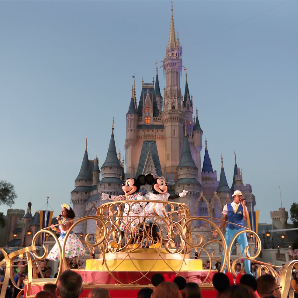 Mickey y Minnie Mouse actúan durante un desfile al pasar por el Castillo de Cenicienta en el parque temático Magic Kingdom en Walt Disney World en Lake Buena Vista, Florida.