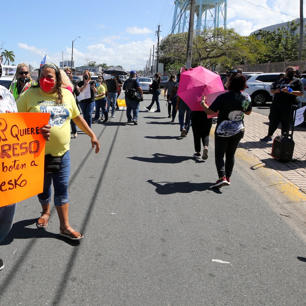 Una de las manifestaciones de maestros se produjo ayer frente a la Escuela Pedro Albizu Campos en Levittown, Toa Baja.