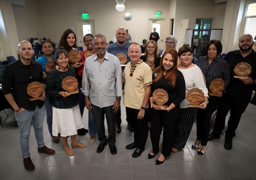 Graduandos del proyecto de incubadora de microempresas comunitarias solidarias, junto a Nelson Colón (al centro con camisa gris), presidente de la Fundación Comunitaria.