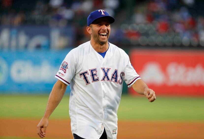 José Juan Barea es todo sonrisas luego de realizer el miércoles el lanzamiento de honor en Texas. (AP)