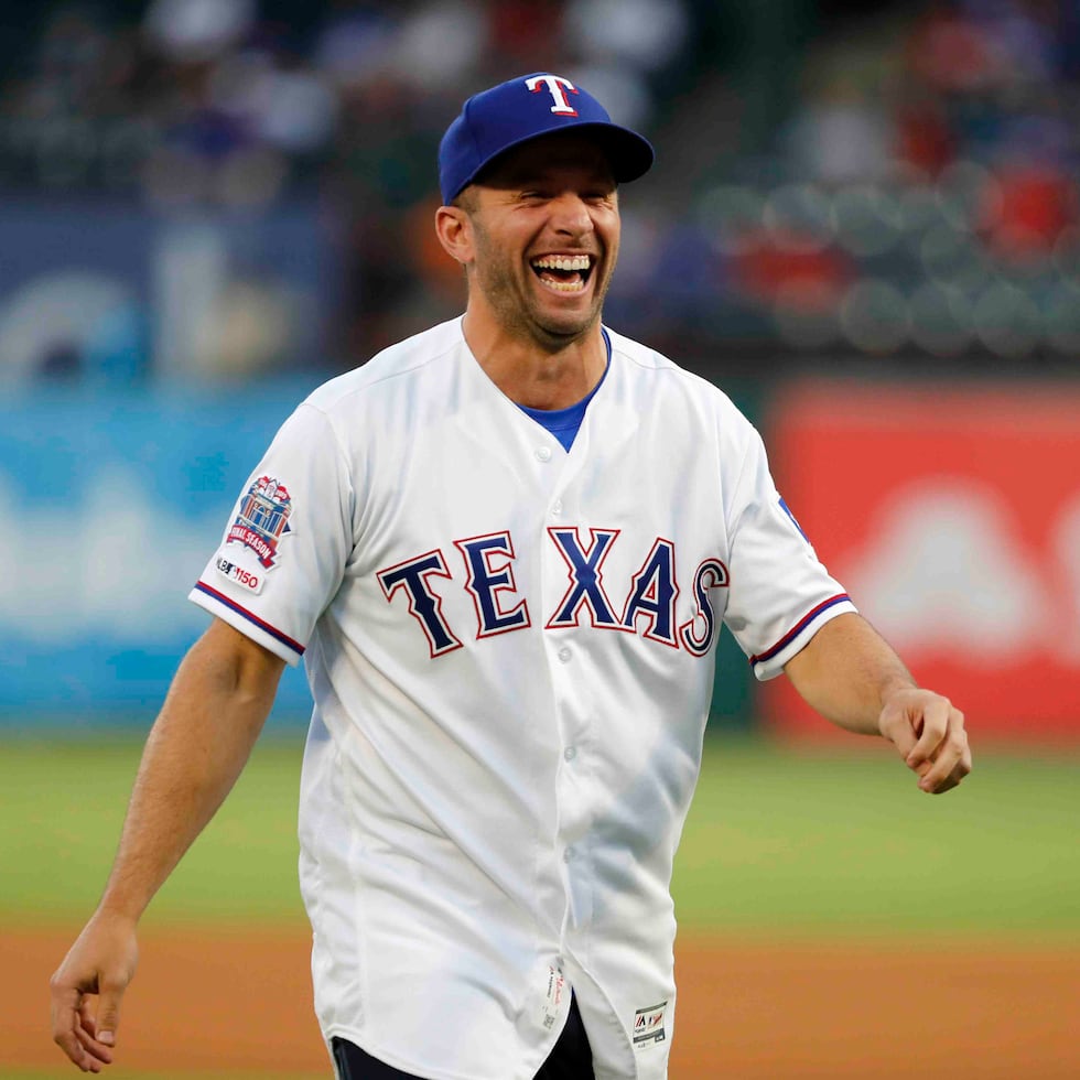 José Juan Barea realizó el lanzamiento de honor en un partido de los Rangers de Texas en las Grandes Ligas.