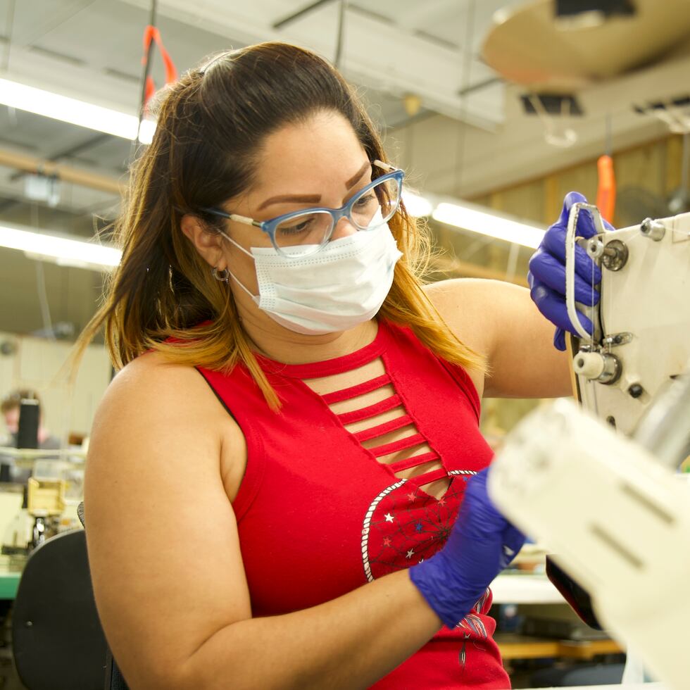 Con el apoyo de Fidecoop y a raíz de la pandemia, la Cooperativa Industrial de Comerío amplió sus operaciones para fabricar hasta 8,000 mascarillas por semana. En la foto, Lilliam Fontánez.