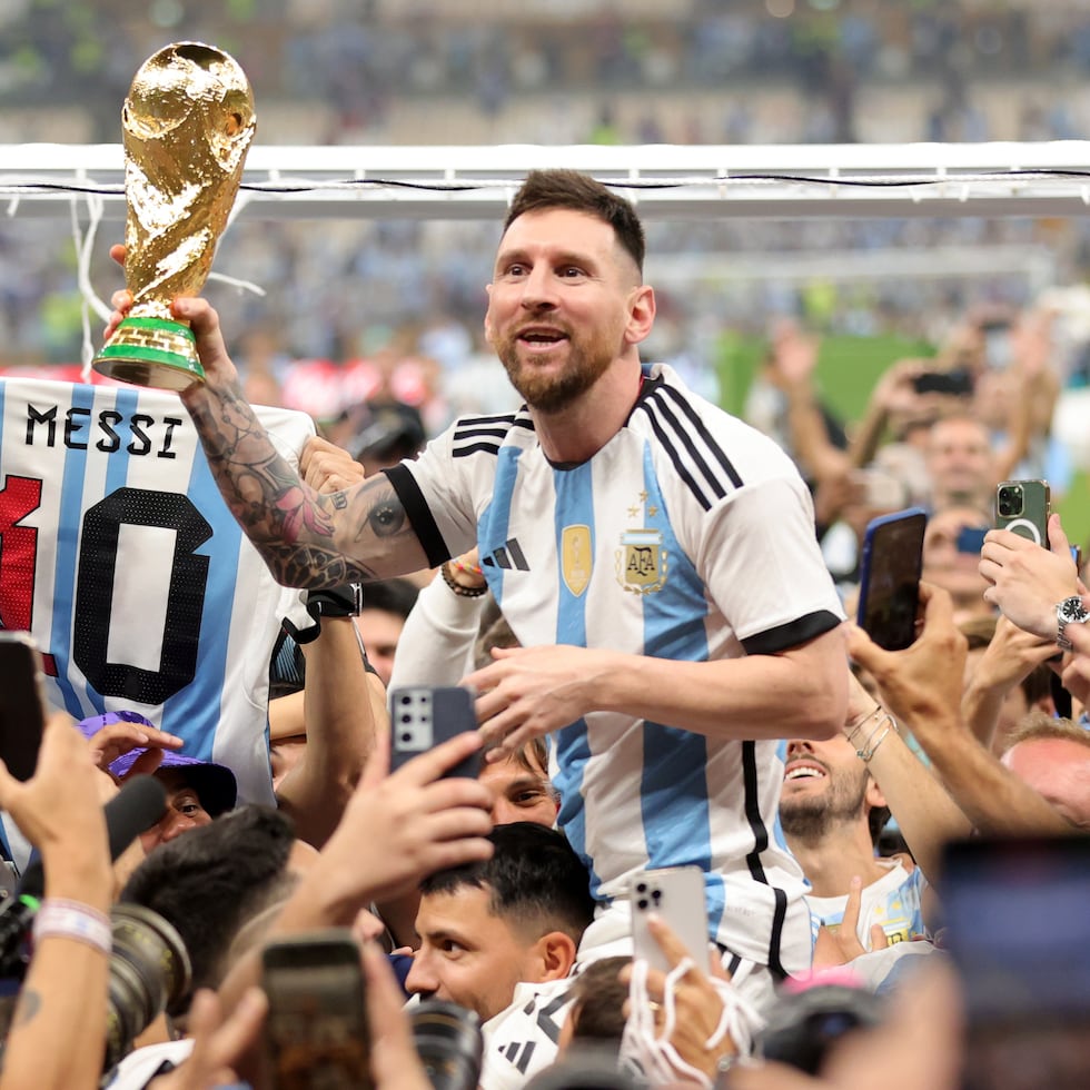 Lionel Messi celebra con la Copa del Mundo 2022.