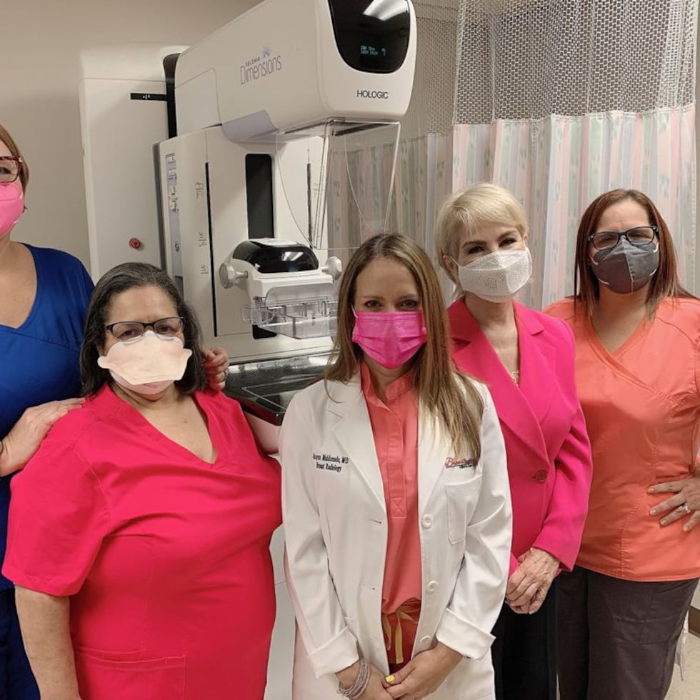 Nydia Caro y la ctora Mayra Maldonado junto al Peronal del Breast Institute de HIMA San Pablo Bayamon.