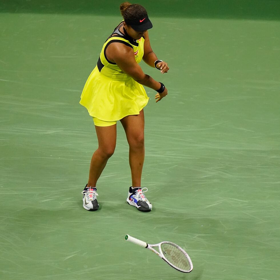 La japonesa Naomi Osaka azota la raqueta durante el encuentro que perdió ante la canadiense Leylah Fernández.