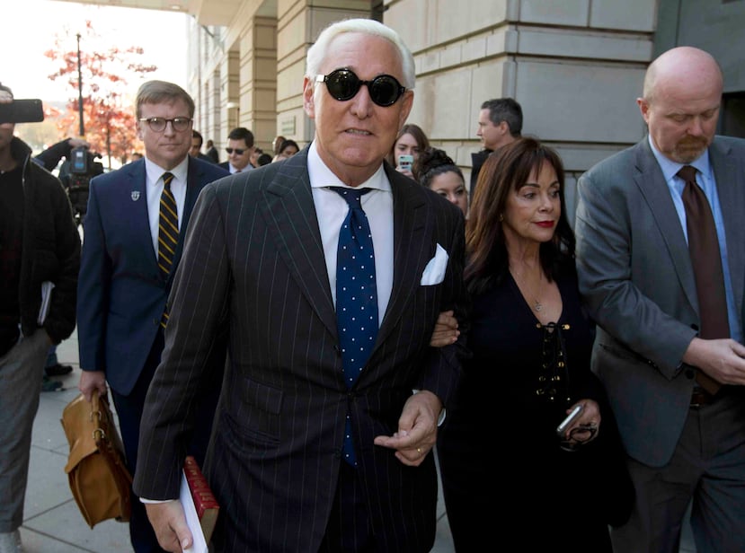 Roger Stone, al centro, abandona el tribunal en Washington acompañado de su esposa, Nydia Stone. (AP Photo/Jose Luis Magana)
