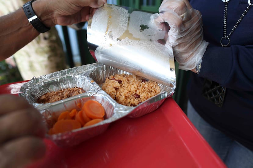 En los 110 comedores escolares que están en operaciones,  se confeccionaron ayer 62,853 raciones de almuerzo para repartir a menores de 1 a 18 años, detalló el secretario de Educación, Eligio Hernández.