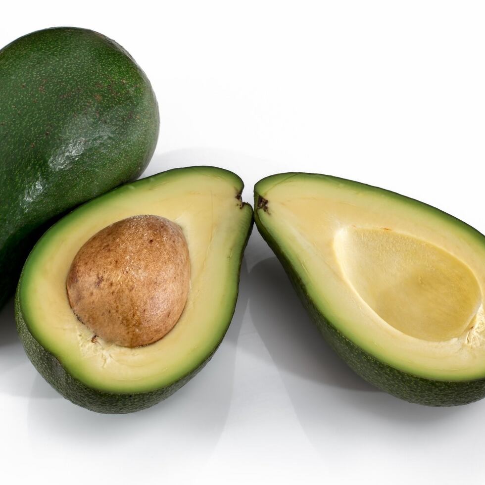 El aguacate es rico en minerales como potasio, magnesio y hierro, además de que contiene vitaminas A, B y C, así como altos niveles de vitamina E y B12.