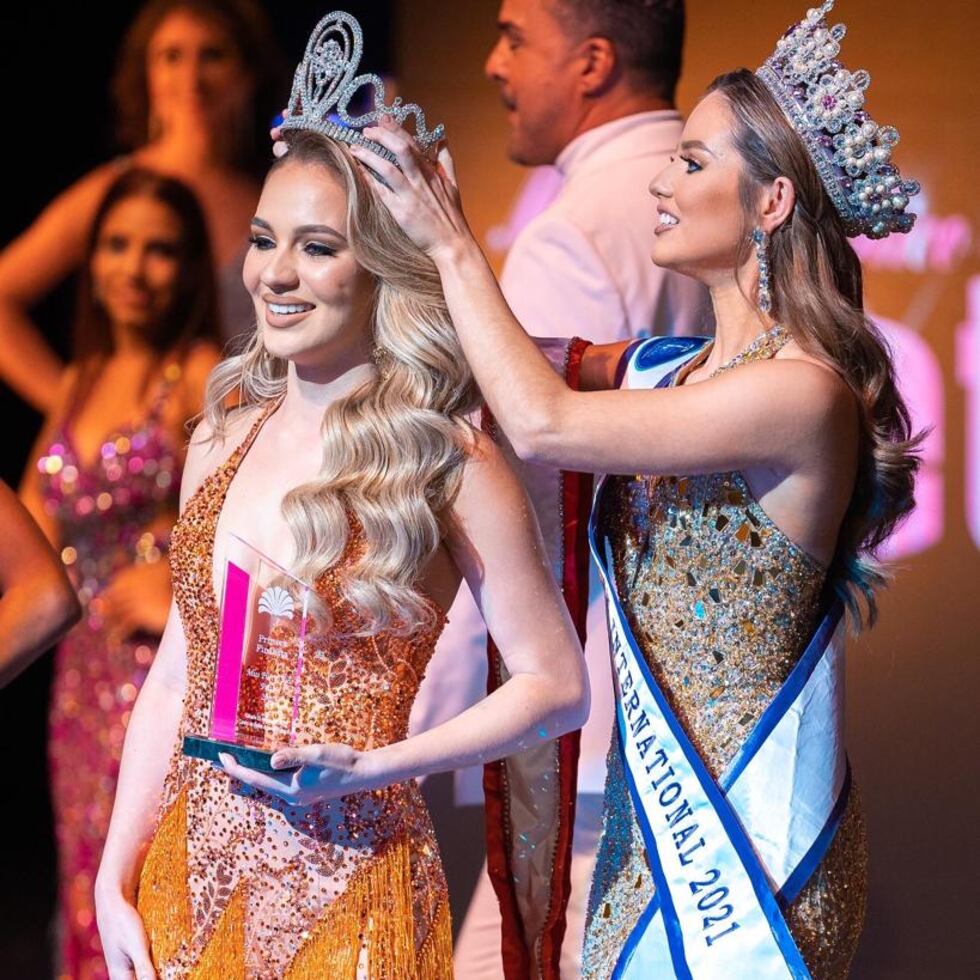 Miss Puerto Rico Petite 2022, Amanda Patricia Ramos fue coronada por la puertorriqueña Yannina Ruiz, quien actualmente ostenta el título de Miss Petite International 2021. (Amadorphotographyy)