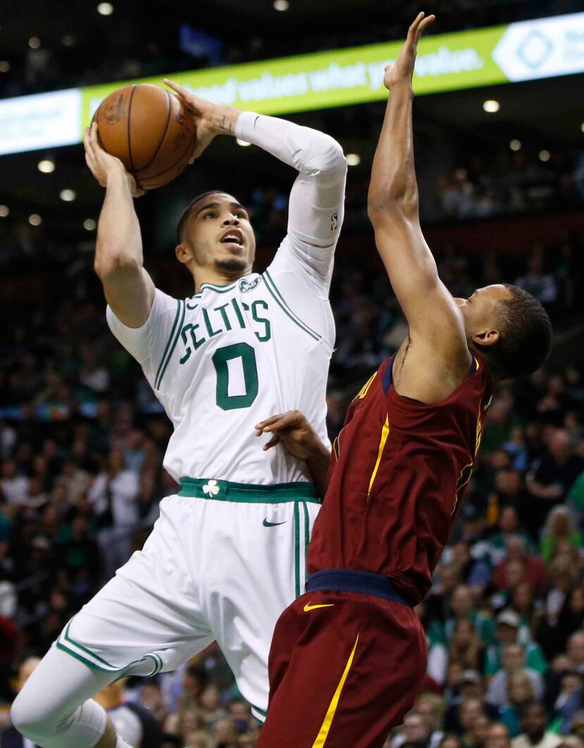 Jayson Tatum (0), de los Celtics de Boston, busca la canasta frente a Rodney Hood, de los Cavaliers de Cleveland, durante la segunda mitad del primer partido de la final de la Conferencia Este de la NBA en Boston. (AP)