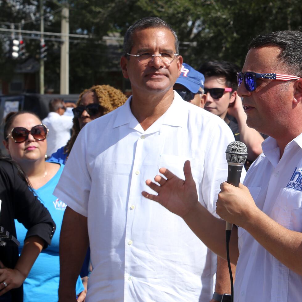 El congresista Darren Soto, derecha, en campaña en Kissimmee, junto al gobernador Pedro Pierluisi.