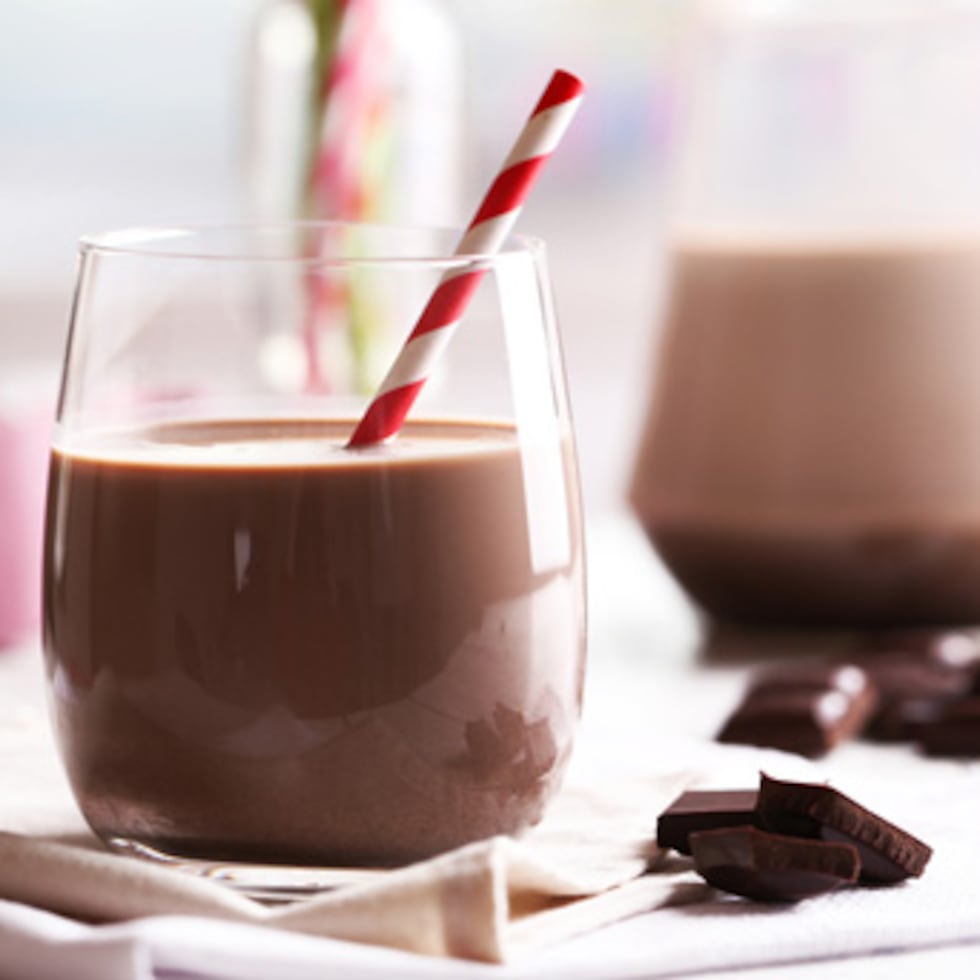 Leche de sabor: 200 gramos de chocolate con leche contienen 25 gramos de azúcar, aproximadamente. Es importante mantener en orden el consumo de este producto, pues su sabor estimula su consumo sin control. (Shutterstock)