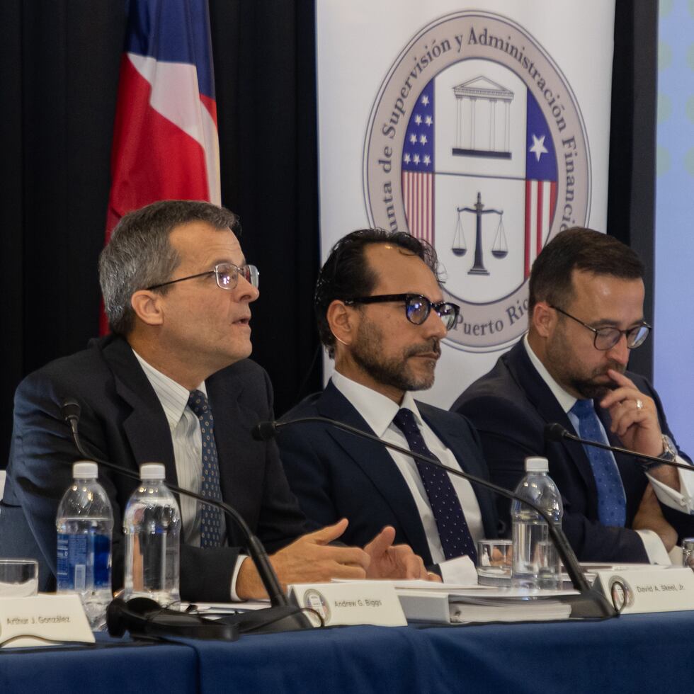 El presidente de la JSF, David Skeel; el director del organismo, Robert Mujica; y el director ejecutivo de Aafaf, Omar Marrero, durante la reunión pública de enero.